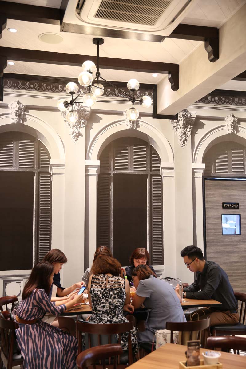 Khôn gian và đèn trang trí quán café The Coffee Club Hàn Thuyên Quận 1