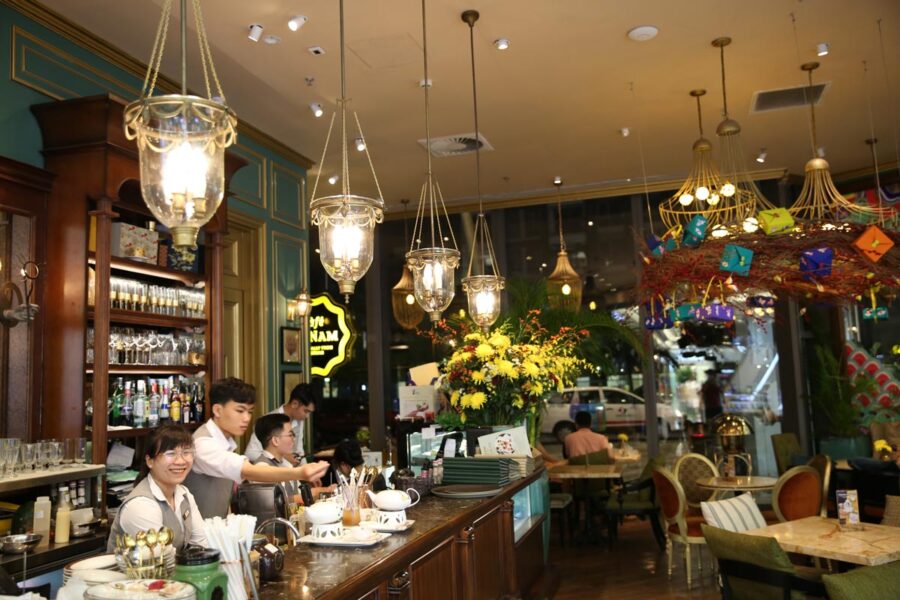 Trang trí nội thất và đèn trang trí cao cấp của quán cafe RuNam Bistro