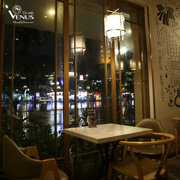 Không gian nội thất và đèn trang trí quán cafe L'amant Cafe