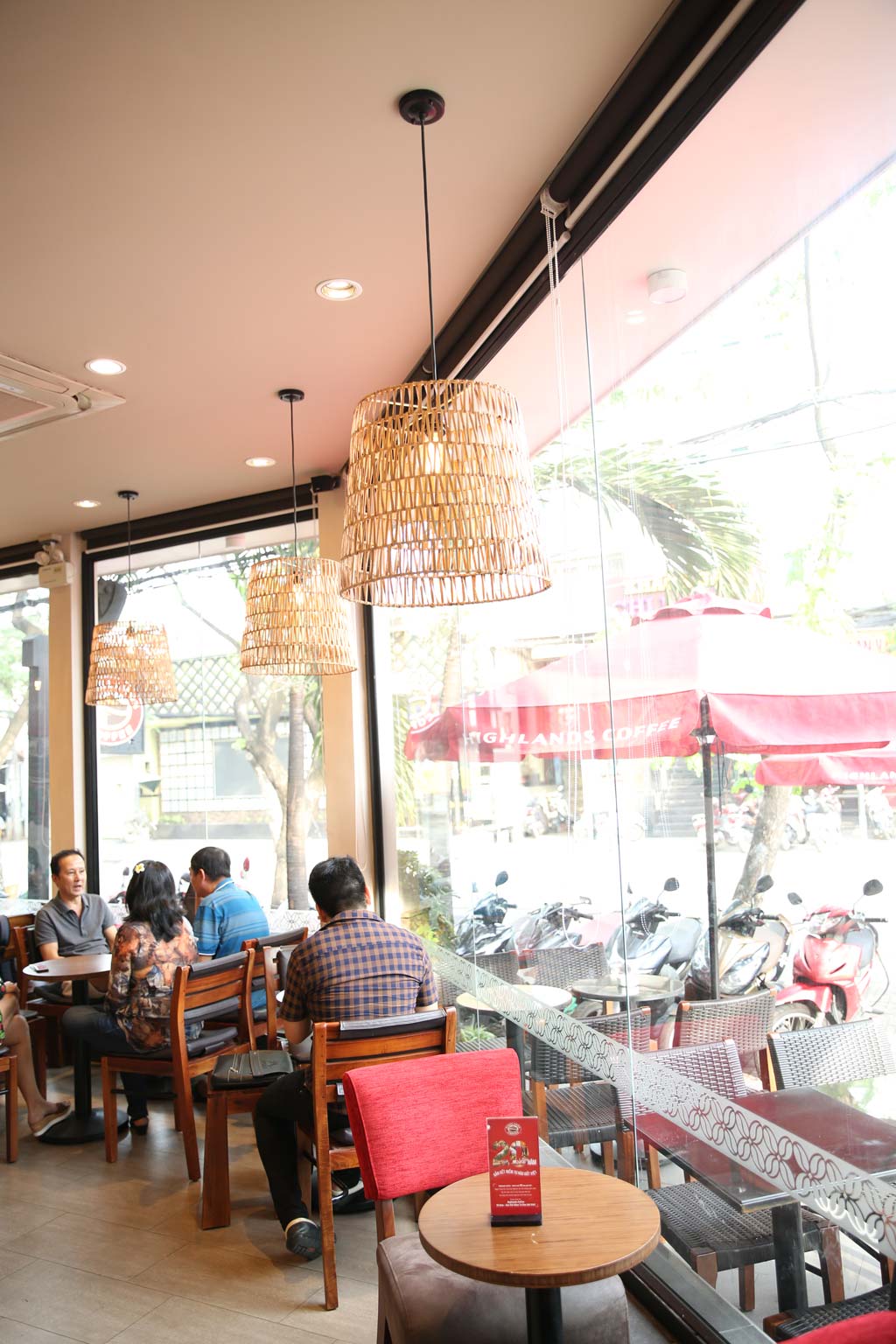 Đèn trang trí quán Café Highland coffee tại Hung Vuong Plaza